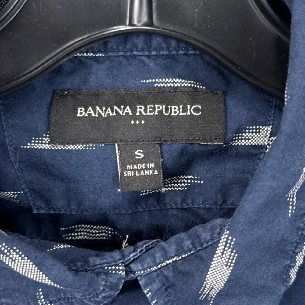 Banana Republic Mens Navy Blue Ikat Print Cotton Short Sleeve Button Down Size S